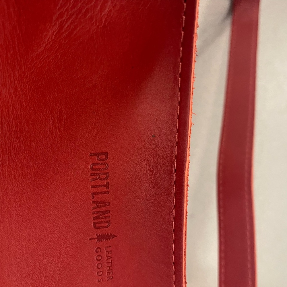 New  Portland Leather Goods Ruby Leather Triangle Shoulder Bag - Picture 8 of 9